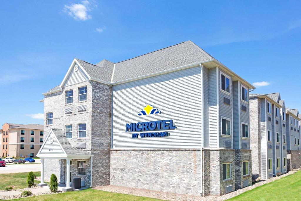 Microtel Inn & Suites Urbandale Main image 1